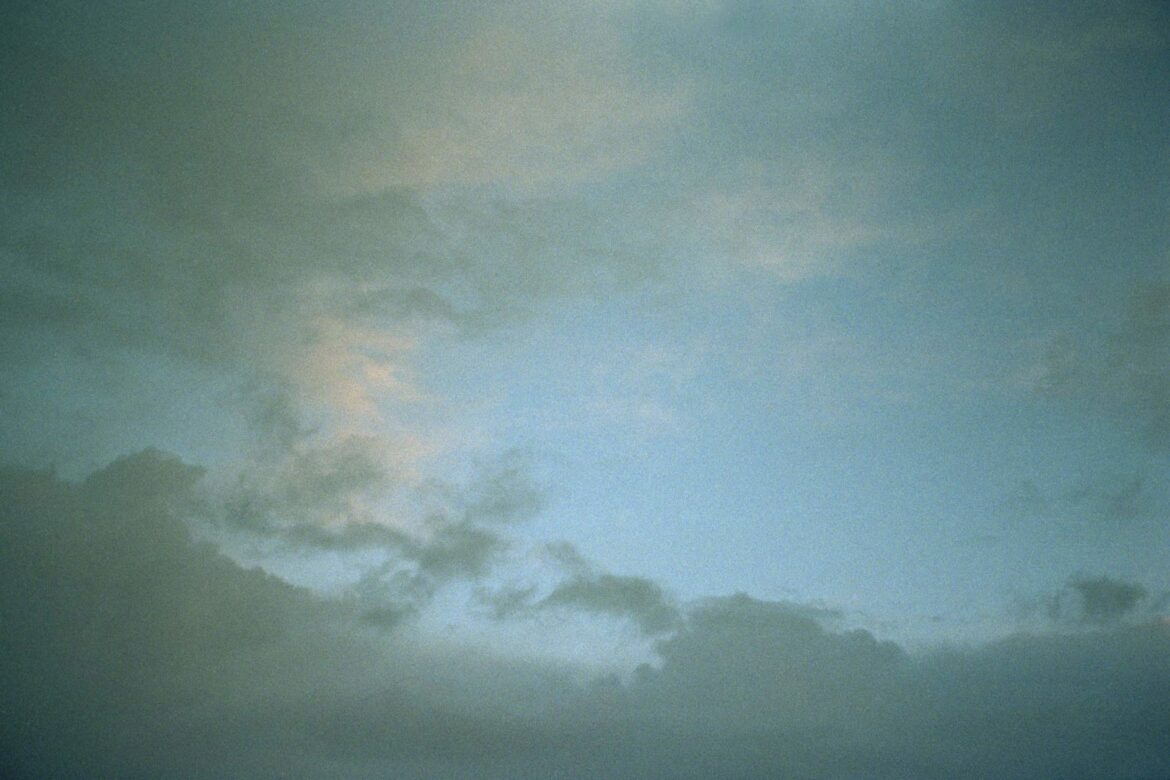 Laura Feliu: «We Can’t Hold On To An Empty Space». Olvidarse del móvil para mirar a través y de una ventana